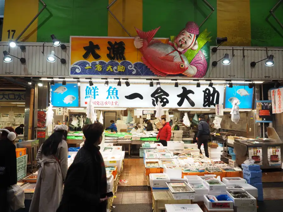 Fresh fish galore at Osaka's iconic market!