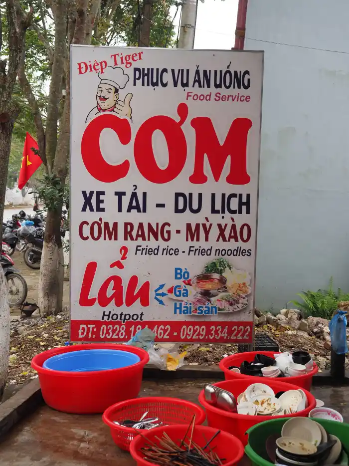 Street food vibes in the heart of Vietnam's Ha Giang Loop. 🍔🌮 Come for the flavors, stay for the stories!